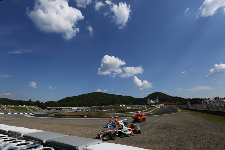 決勝レース: 1コーナーでは国本雄資（P.MU/CERUMO・INGING SF14）と中山雄一（KCMG Elyse SF14）がリタイア