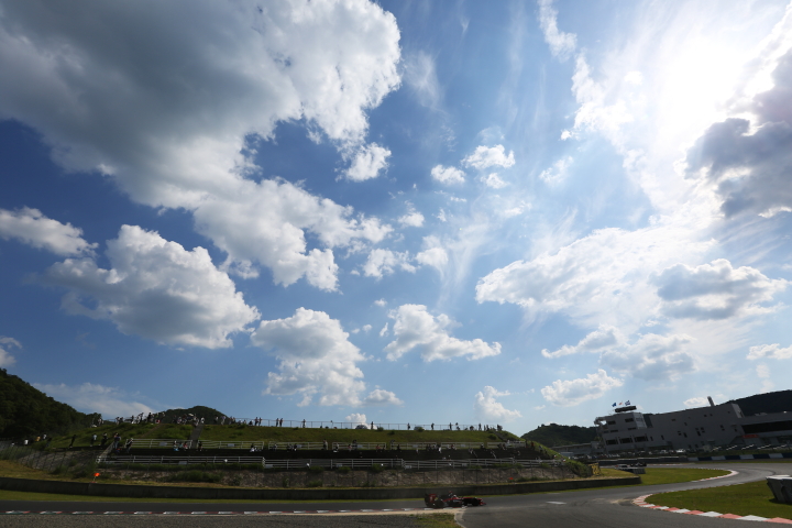 決勝レース: 青空の下、Cパドックスタンド前を往く