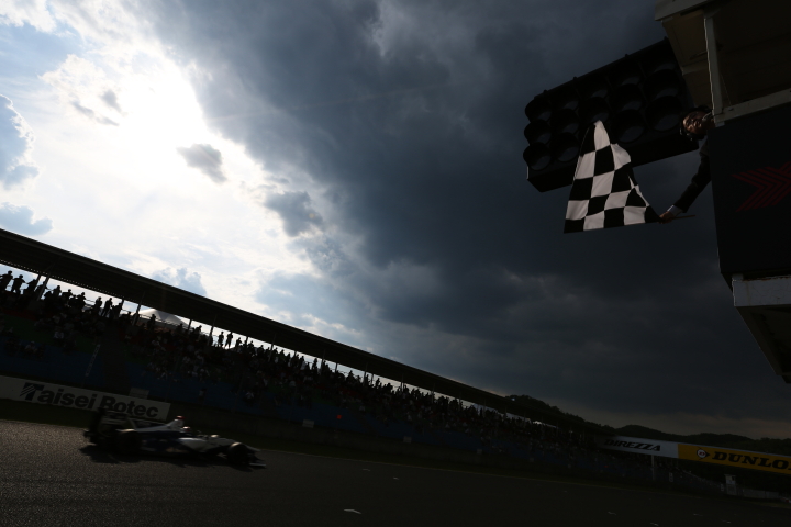 決勝レース: チェッカーを受ける中嶋大祐（NAKAJIMA RACING SF14）