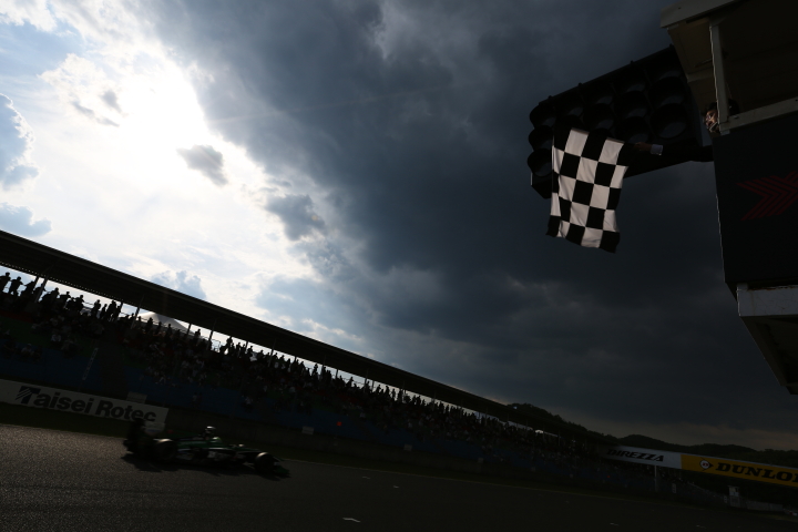 決勝レース: チェッカーを受けるウィリアム・ブラー（FUJI×D'station KONDO SF14）