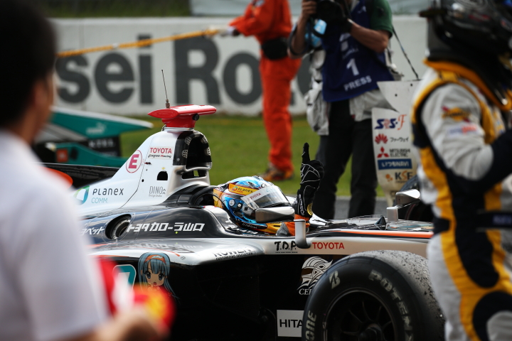 決勝レース: パルクフェルメに戻ってきたウィナーの石浦宏明（P.MU/CERUMO・INGING SF14）
