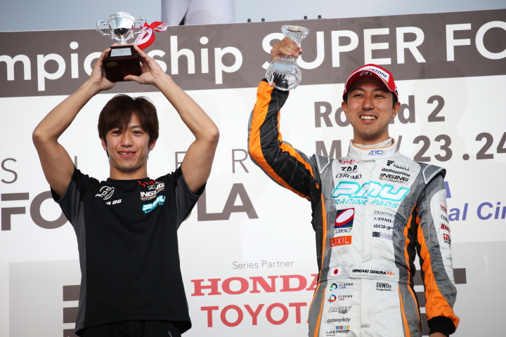 表彰式: 優勝した石浦宏明とチーム監督の立川祐路（P.MU/CERUMO・INGING）