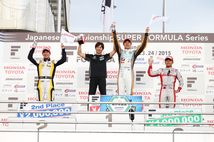 表彰式: 　優勝・石浦宏明、2位・小林可夢偉、3位・野尻智紀