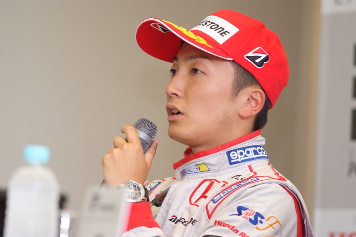 予選記者会見: 2位の野尻智紀（DOCOMO DANDELION M40S SF14）