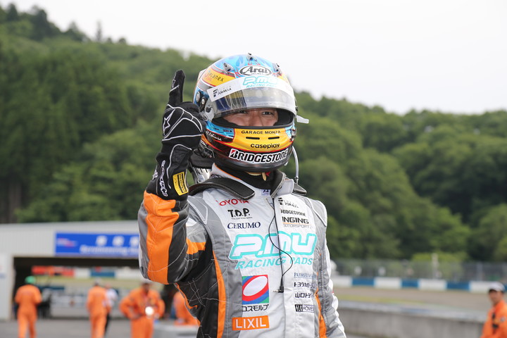 ノックアウト予選: ポールポジションを獲得した石浦宏明（P.MU/CERUMO・INGING SF14）