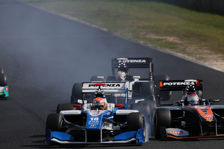 スタート直後の1コーナーで中山雄一と国本雄資が接触してリタイア