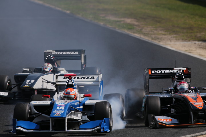 スタート直後の1コーナーで中山雄一と国本雄資が接触してリタイア