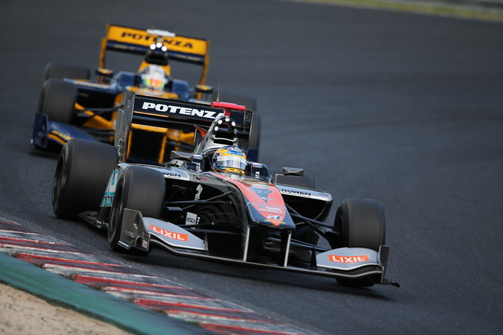 レース中盤から終盤に掛けて繰り広げられた石浦宏明と小林可夢偉のバトル