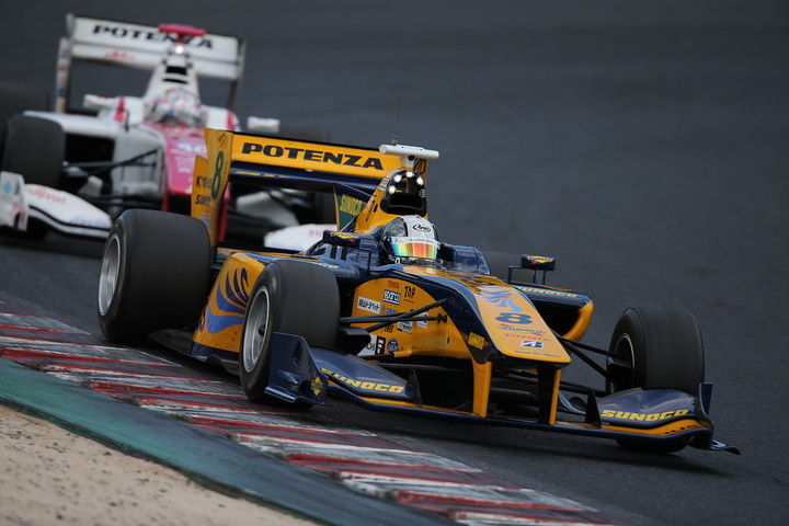 タイヤ交換後の小林可夢偉と野尻智紀のバトル