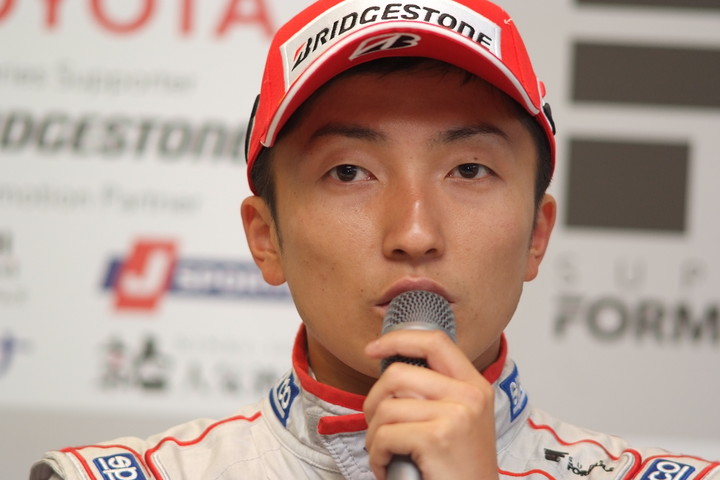 決勝記者会見: 3位の野尻智紀（DOCOMO DANDELION M40S SF14）