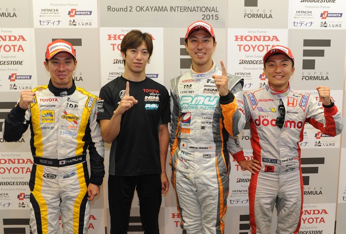 決勝フォトセッション: 上位3人のドライバーと優勝チーム監督