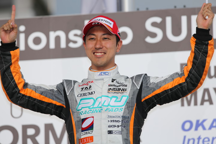 表彰式: 優勝した石浦宏明石浦宏明（P.MU/CERUMO・INGING SF14）