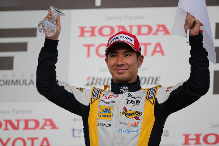 表彰式: 2位の小林可夢偉（Team KYGNUS SUNOCO SF14）