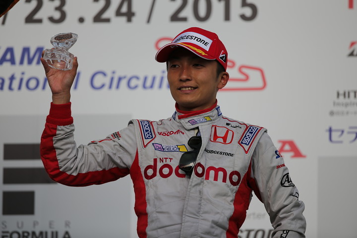 表彰式: 3位の野尻智紀（DOCOMO DANDELION M40S SF14）