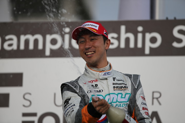 表彰式: 優勝した石浦宏明のシャンパンファイト