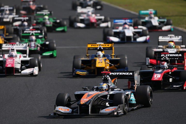 スタート直後、1コーナーの攻防