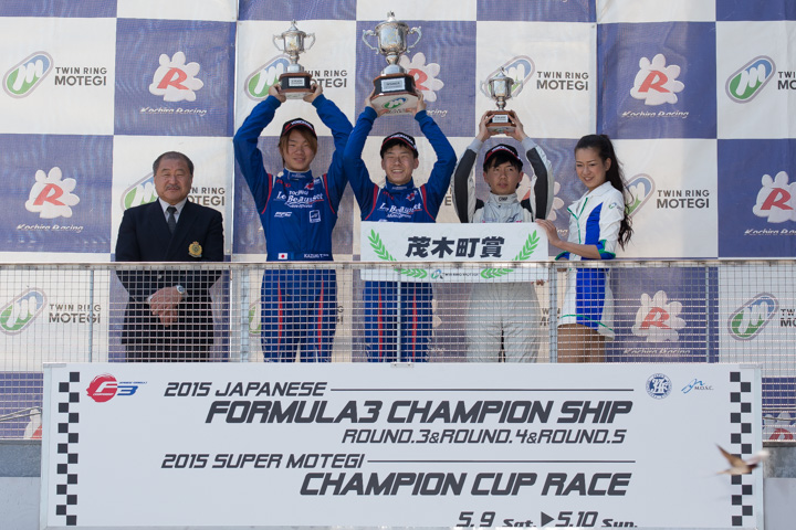 表彰式: 優勝・川合孝汰（中央）、2位武村和希（左）、3位徳升広平（右）