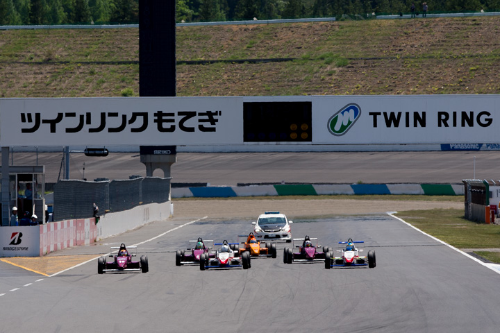 10周の決勝レースがスタートした