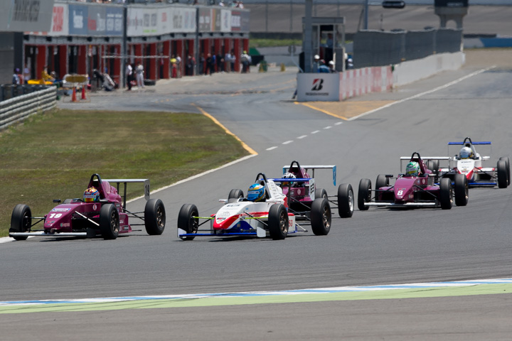 10周の決勝レースがスタートした