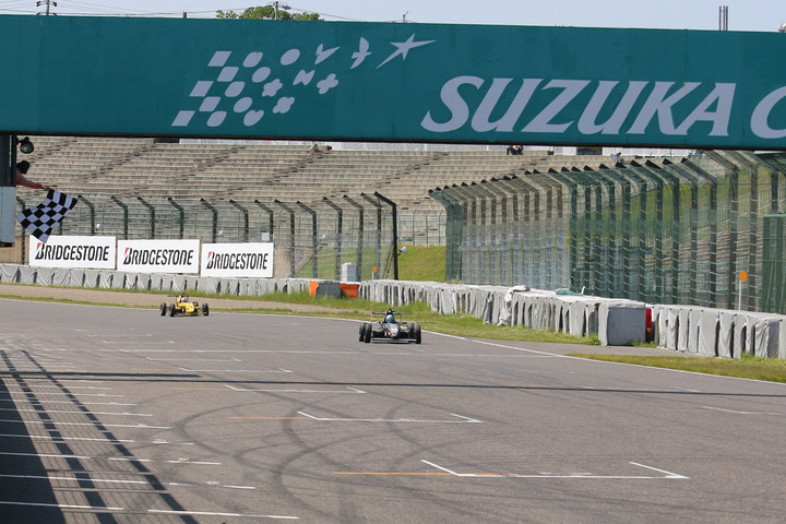 トップでゴールする平木玲次（RS Fine 10V）