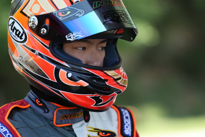 スタート前集中力を高める佐藤選手