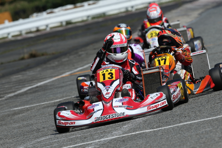 歓喜のチェッカー富田選手