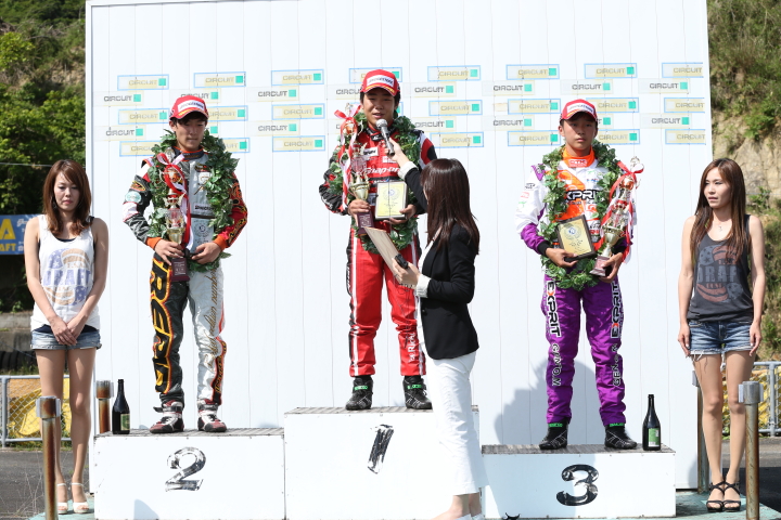 優勝インタビューを受ける富田選手