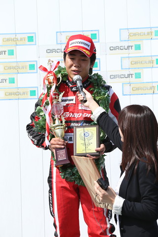 優勝インタビューを受ける富田選手