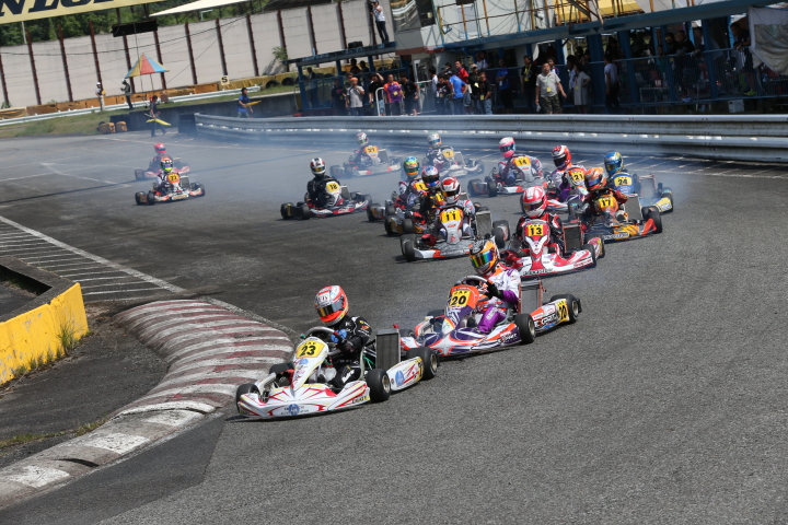 ローリングスタート前のフォーメーションラップ