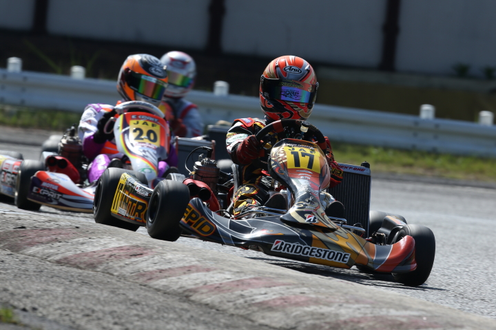 最終コーナーを立ち上がる佐藤選手