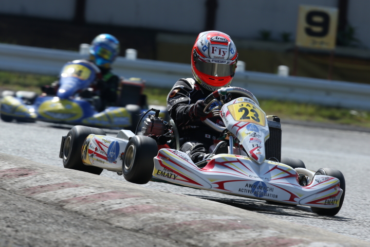 最終コーナーを立ち上がる環選手