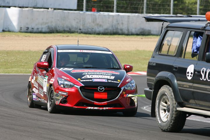 フリー走行: ST-5クラスの野上敏彦／谷川達也／野上達也組（DXLアラゴスタNOPROデミオSKY-D）は開始早々ストップ