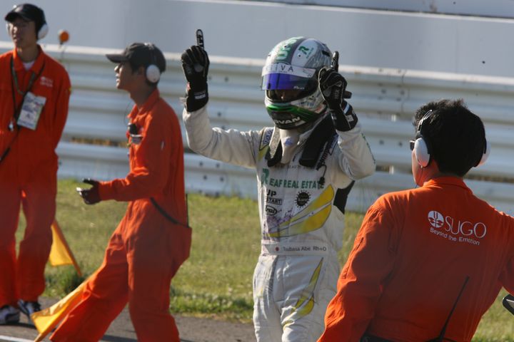 優勝して両腕を上げる阿部翼（REAF REAL ESTATE KiiVA BMW）