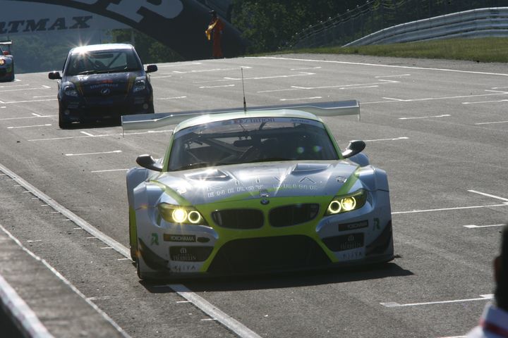 優勝して凱旋する阿部翼（REAF REAL ESTATE KiiVA BMW）