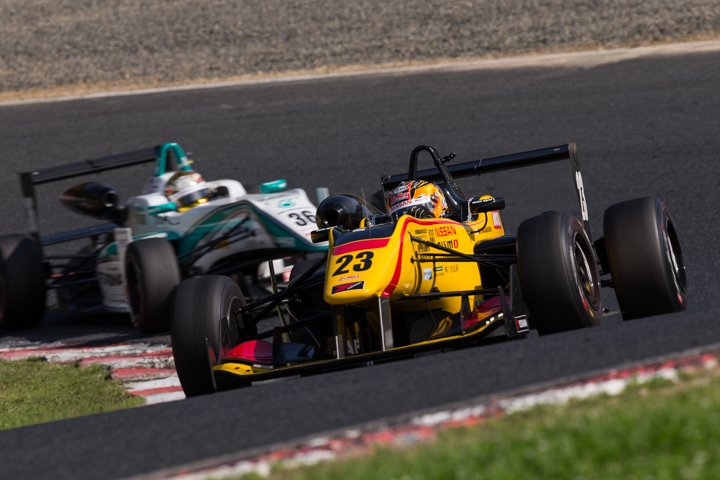 高星明誠（B-MAX NDDP F3）と山下健太（PETRONAS TOM'S F312）のトップ争い