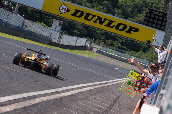 トップでゴールする高星明誠（B-MAX NDDP F3）