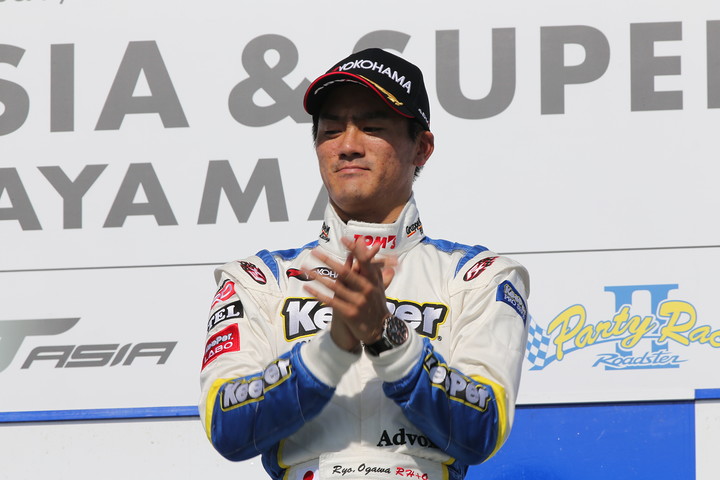 表彰式: Nクラス優勝の小河諒（KeePer TOM'S F306）