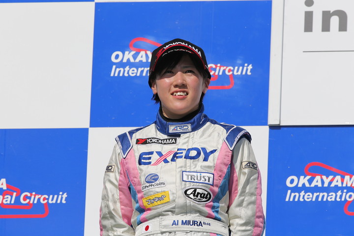 表彰式: Nクラス2位の三浦愛（EXEDY RACING F307）