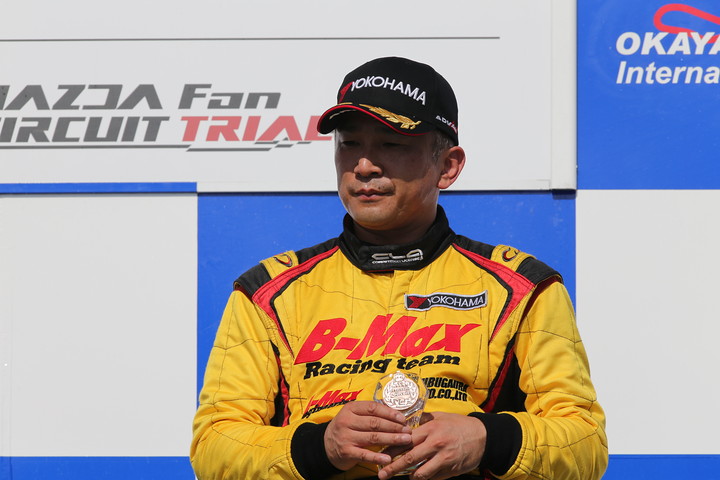 表彰式: Nクラス3位のドラゴン（B-MAX RACING F308）