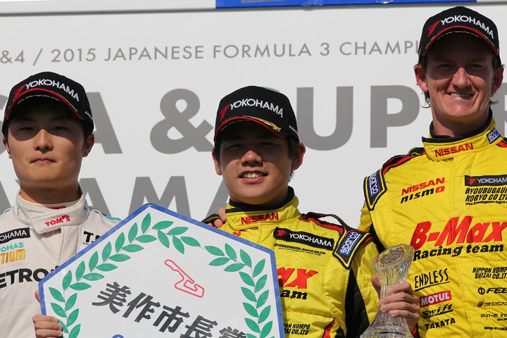 表彰式: 優勝・高星明誠（中央）、2位山下健太（左）、3位ドラゴン（右）