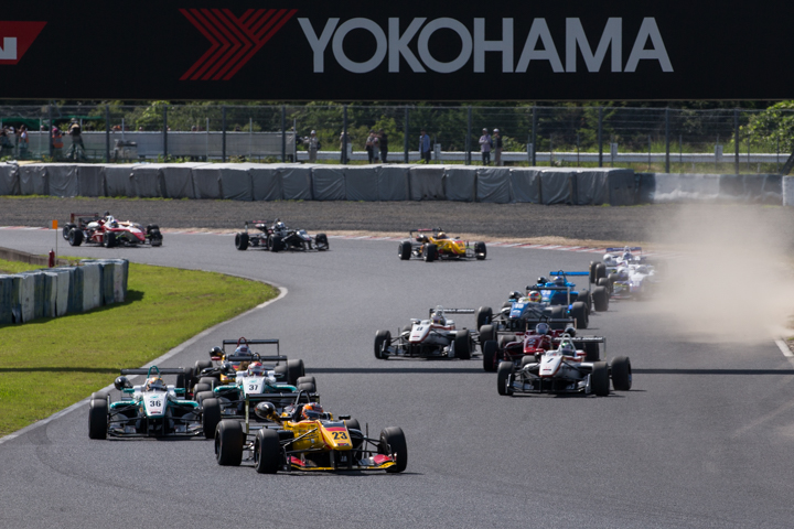 スタート直後の2コーナーに侵入するトップ集団