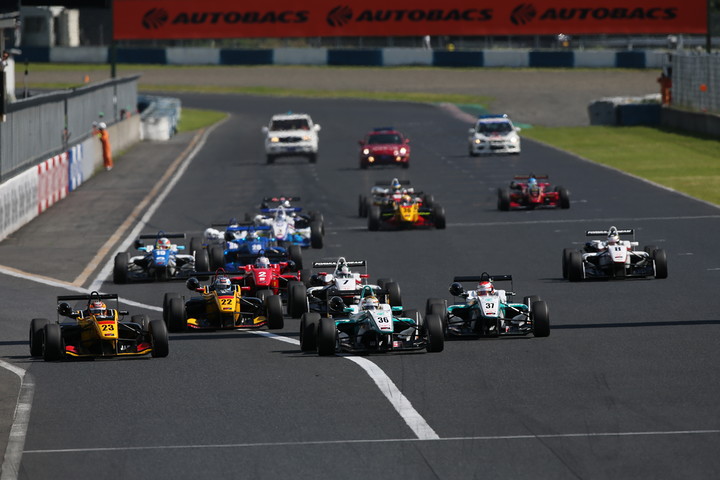 25周の決勝レースがスタートした