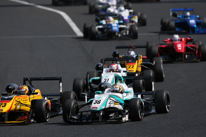 25周の決勝レースがスタートした