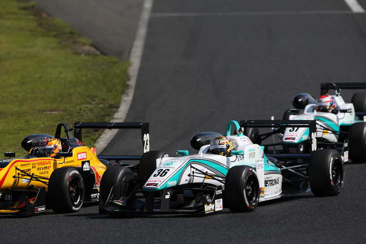 好スタートを決めた予選2位の高星明誠（B-MAX NDDP F3）がトップに立つ