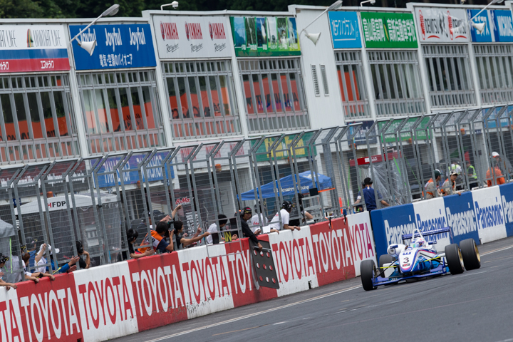 Nクラストップでゴールする三浦愛（EXEDY RACING F307）