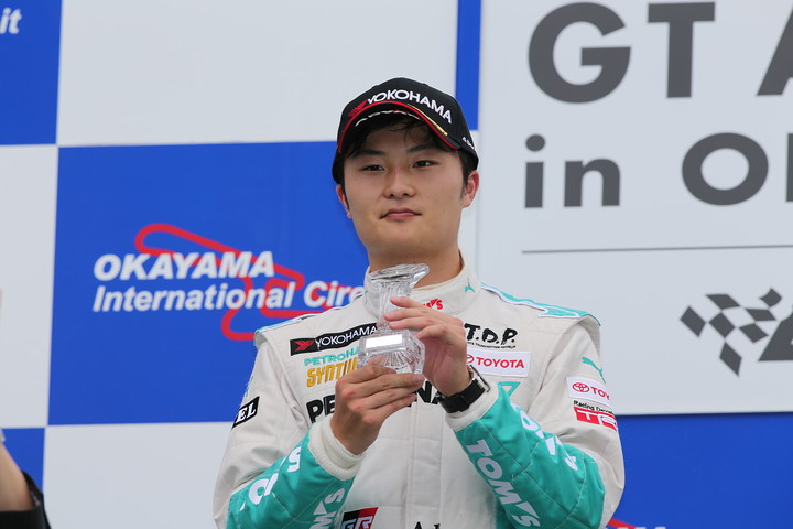 表彰式: 2位の山下健太（PETRONAS TOM'S F312）