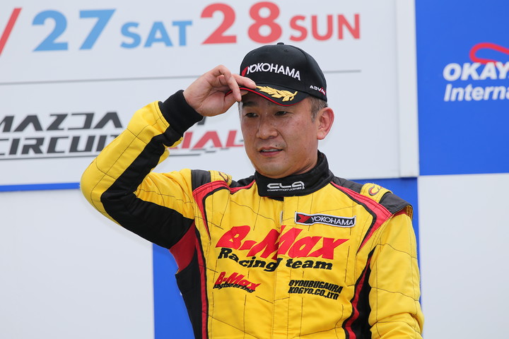 表彰式: Nクラス3位のドラゴン（B-MAX RACING F308）