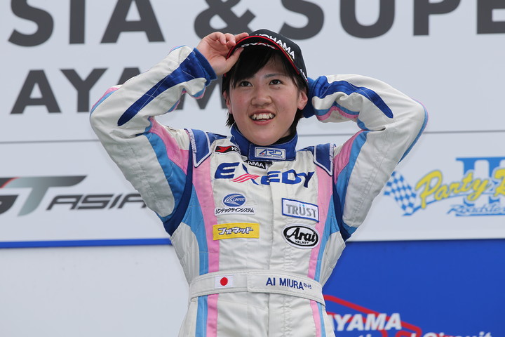 表彰式: Nクラスで優勝した三浦愛（EXEDY RACING F307）