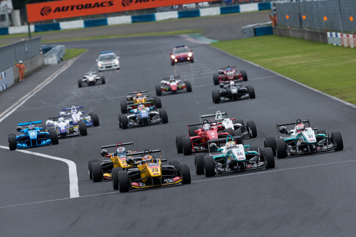 18周の決勝レースがスタートした