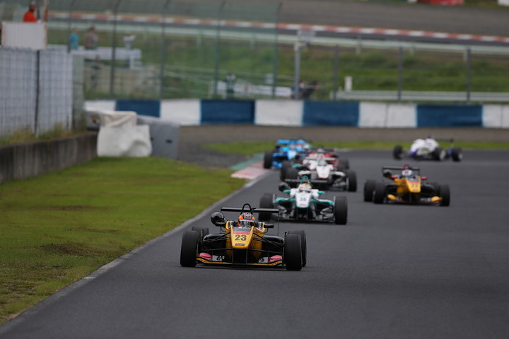 スタート直後、1周目のダブルヘアピンに向かう先頭集団